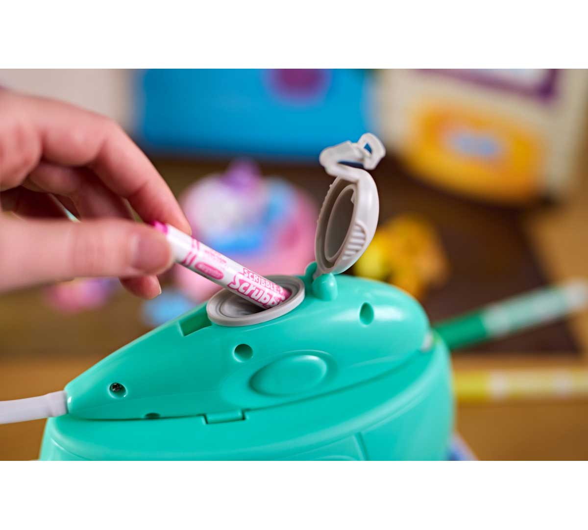 Scribble Scrubbie Pet Spray Boutique. Marker being inserted into spray unit.